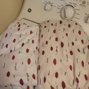 Red Lip Print Cotton Fitted & Regular Sheet Set. QUEEN.